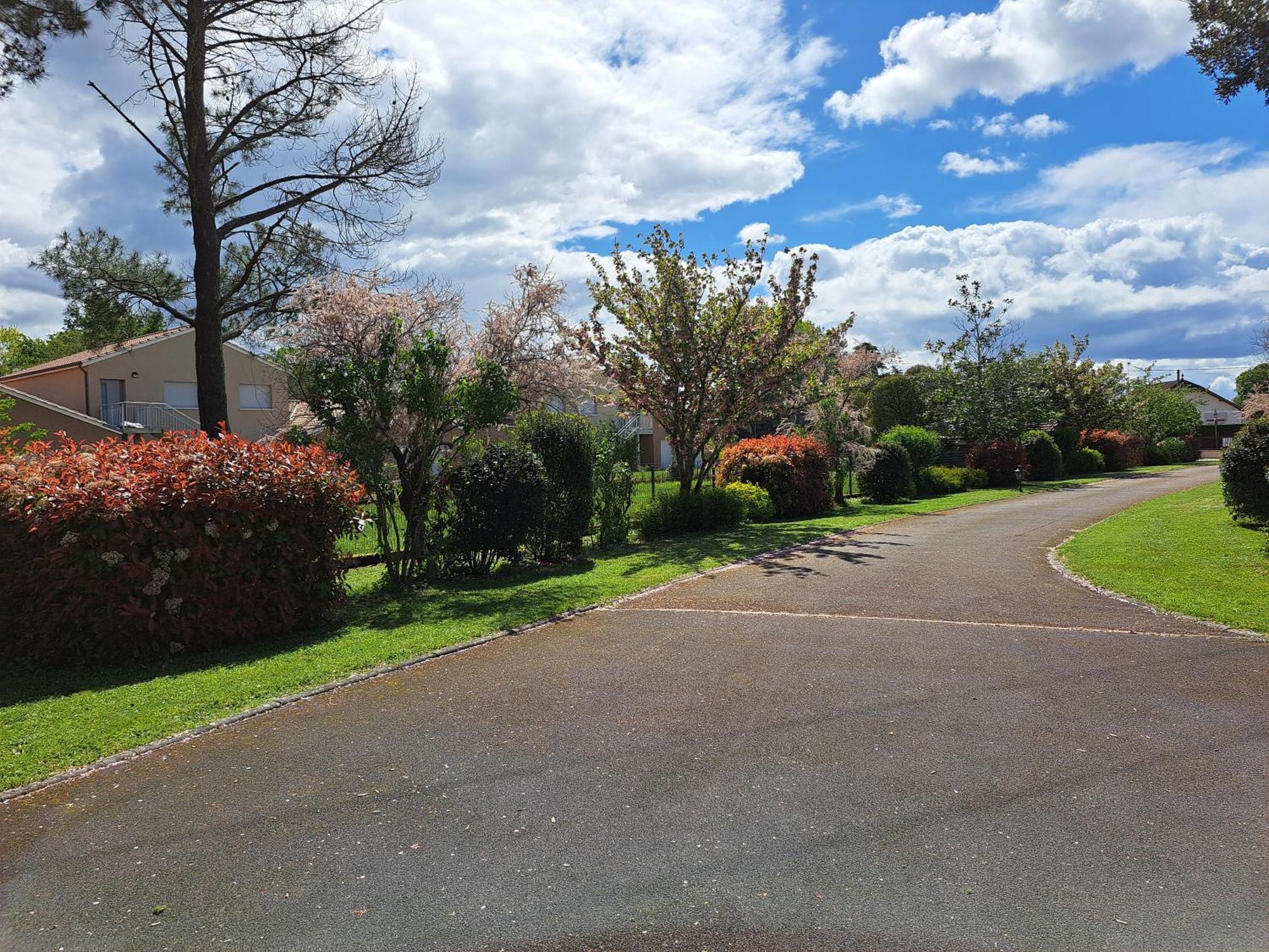 A La Source Villa Saint-Medard-de-Guizieres Exterior photo